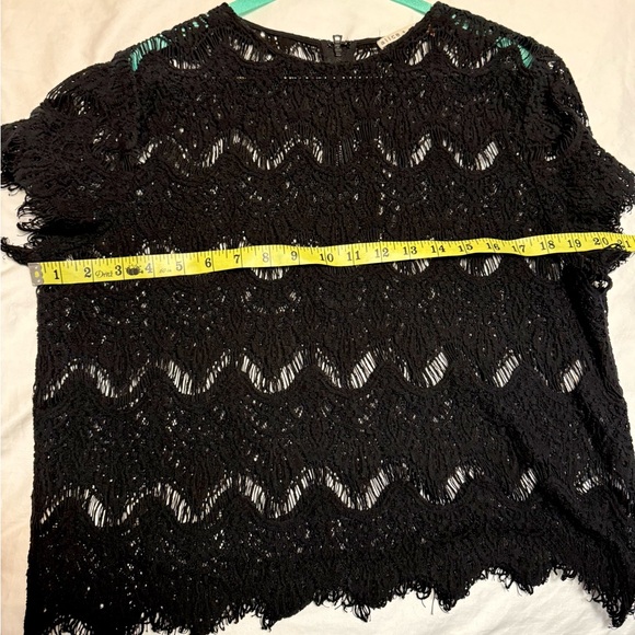 Alice + Olivia Black Crochet Lace Top Size L - Picture 6 of 7